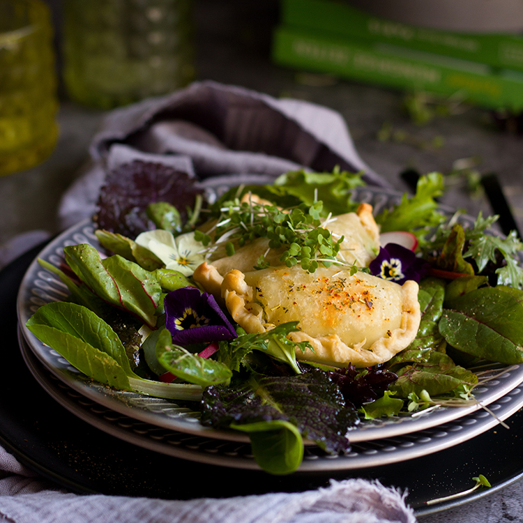 Bärlauch-Kräuter-Taschen auf Blattsalat