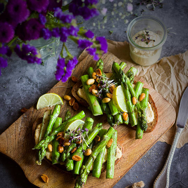Spargelbrot mit Asia-Erdnüssen