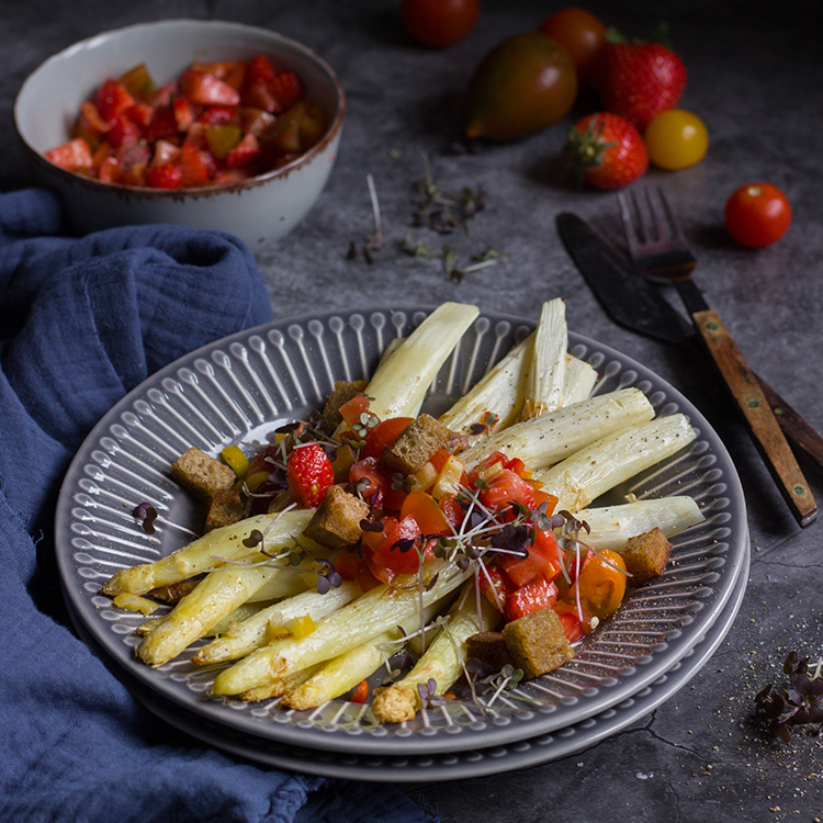 Spargelsalat mit Tomaten-Erdbeer-Salsa
