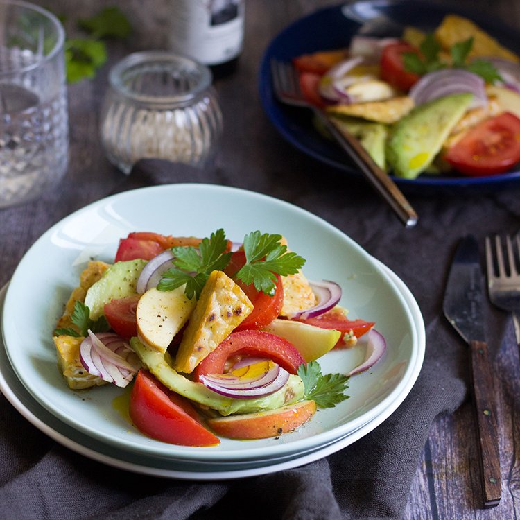 Sommersalat mit Avocado und&nbsp;Tempeh
