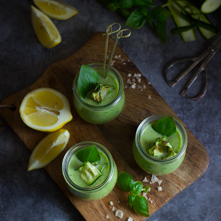 Zitronige Grill-Zucchini-Suppe