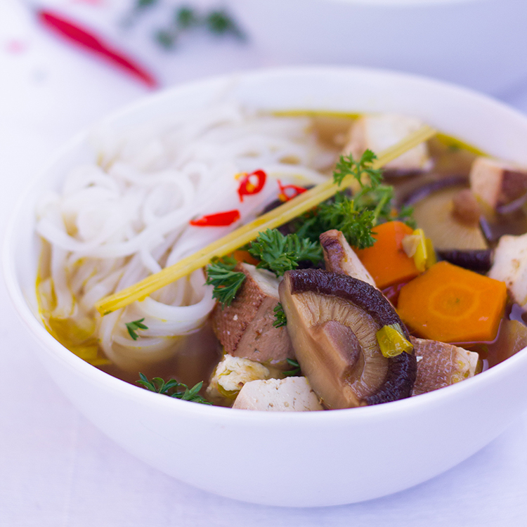 Vietnamesische Pho-Suppe mit&nbsp;Tofu