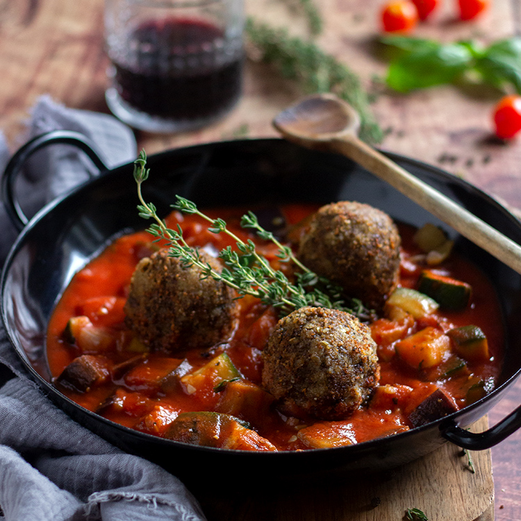 Gefüllte Linsenbällchen mit Gemüseragout
