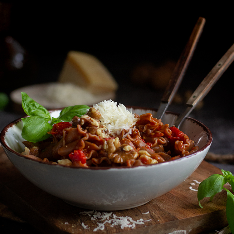 Campanelle mit Tomatenragout und&nbsp;Walnüssen