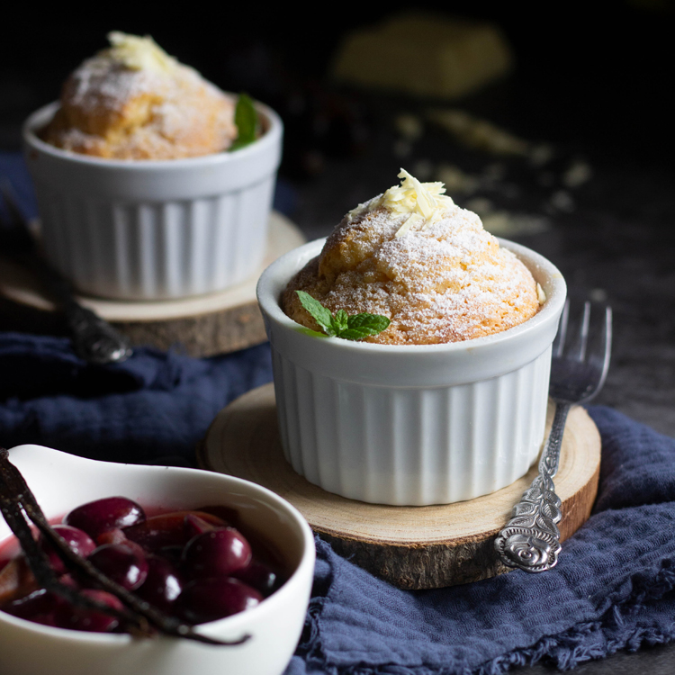 Weißes Schokoküchlein mit&nbsp;Herbstfrüchten