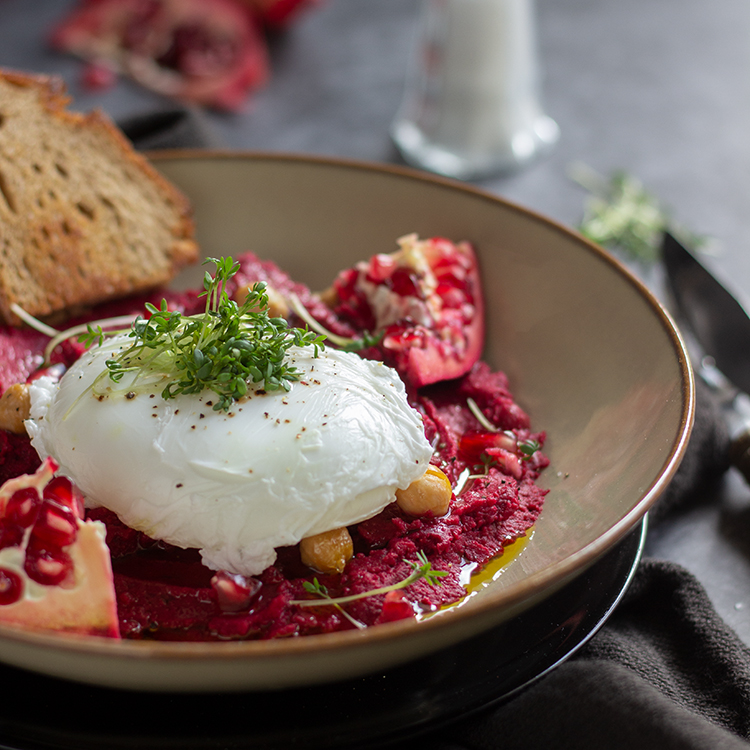 Rote Rüben-Hummus mit pochiertem&nbsp;Ei
