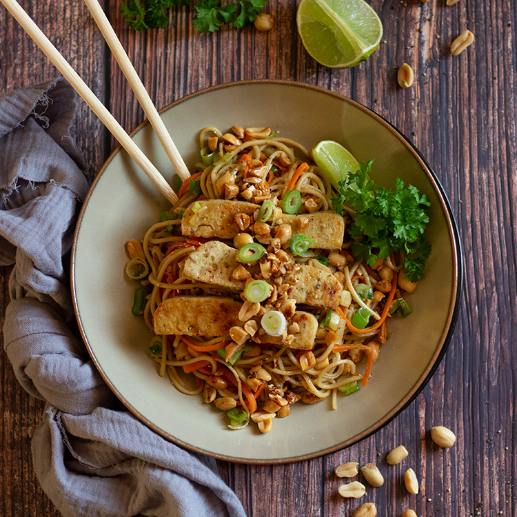 Asiatische Nudeln mit&nbsp;Erdnuss-Crumble