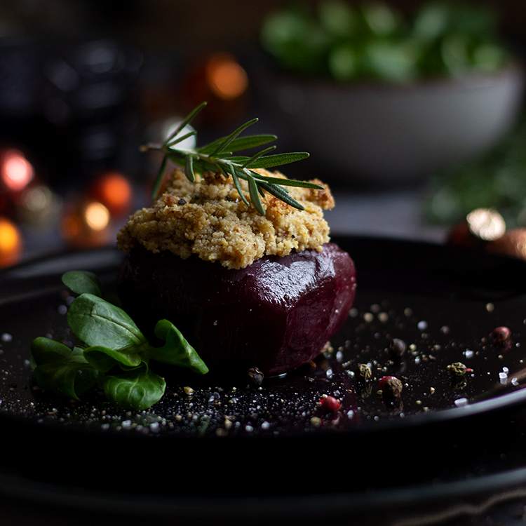 Rote Rüben-Steak mit&nbsp;Haselnusskruste
