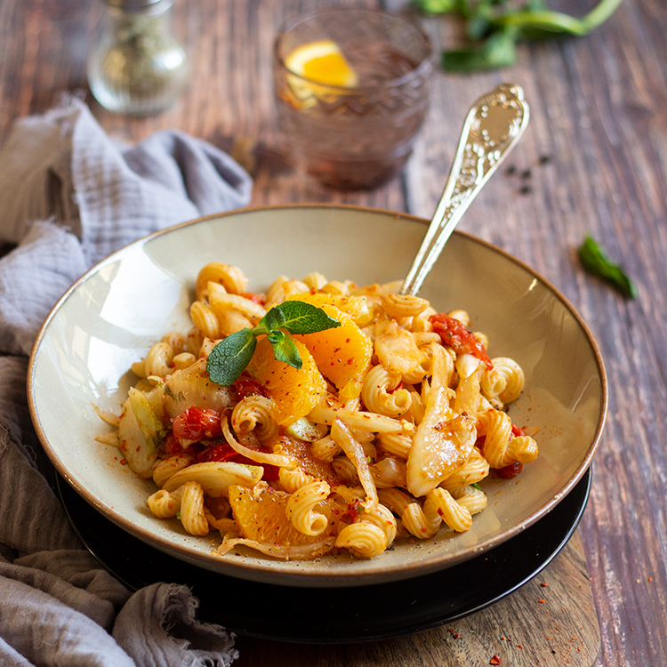 Hörnchen-Nudeln mit gebratenem Fenchel und Tomaten-Orangen-Sauce