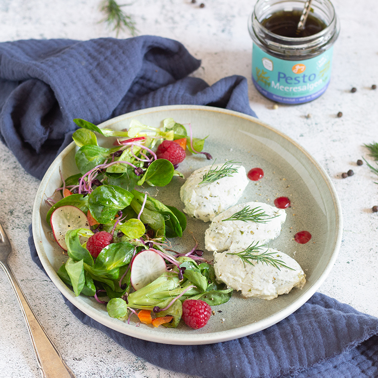 Bunter Frühlingssalat mit Topfen-Algen-Nockerl