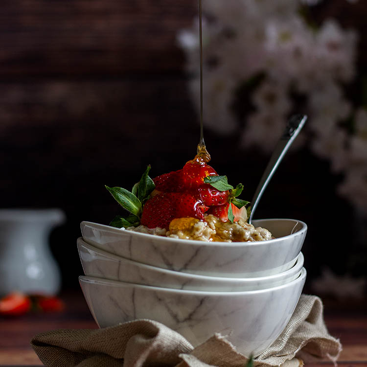 Honig-Mandel-Porridge mit Erdbeeren