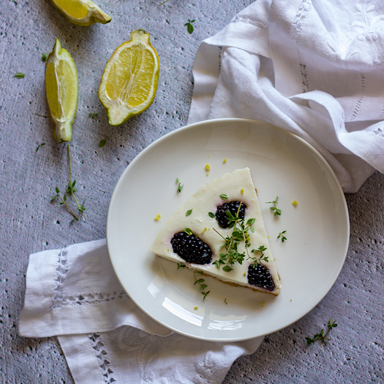 Zitronen-Frischkäse-Tarte mit Brombeeren und&nbsp;Thymian