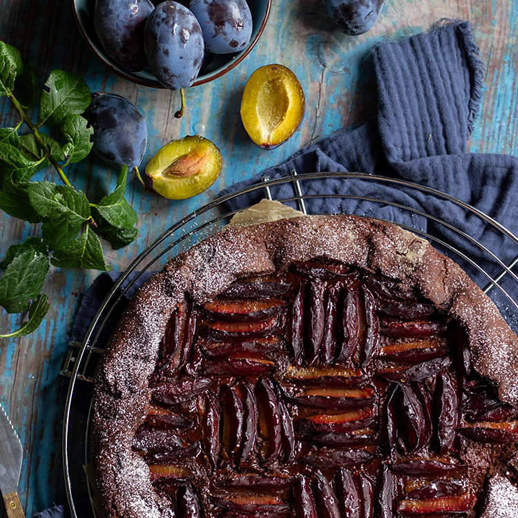 Schoko-Kaffee-Galette mit Zwetschken