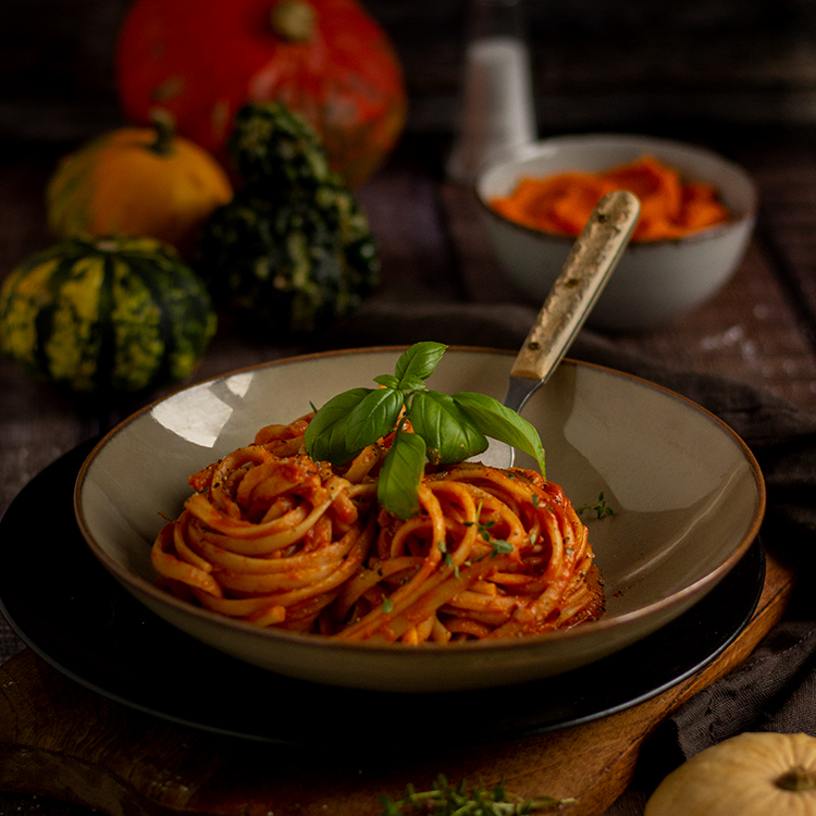 Linguine mit Tomaten-Kürbis-Obers-Sauce