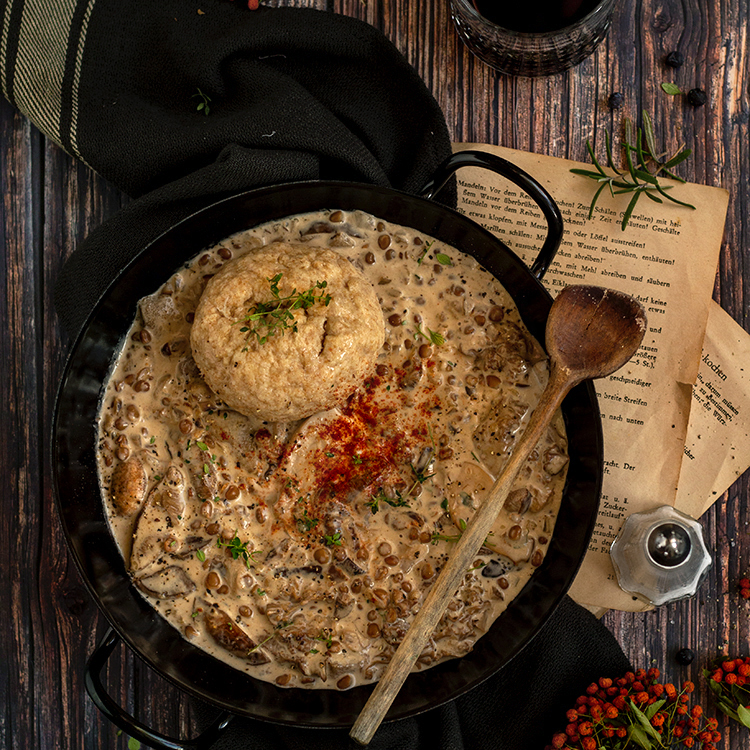 Linsengulasch mit Pilzen und&nbsp;Mehlknödel