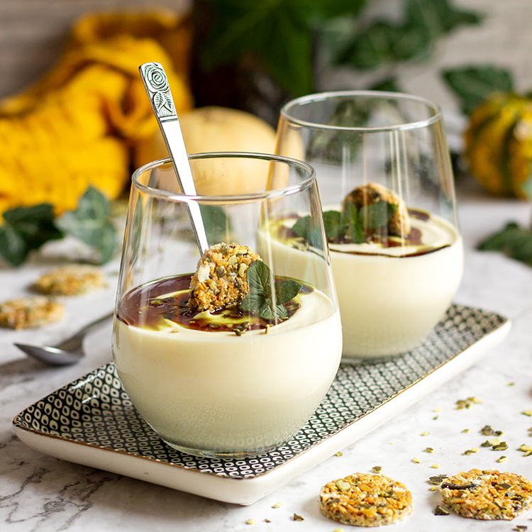 Weißes Schokomousse mit Kürbiskern-Crunch