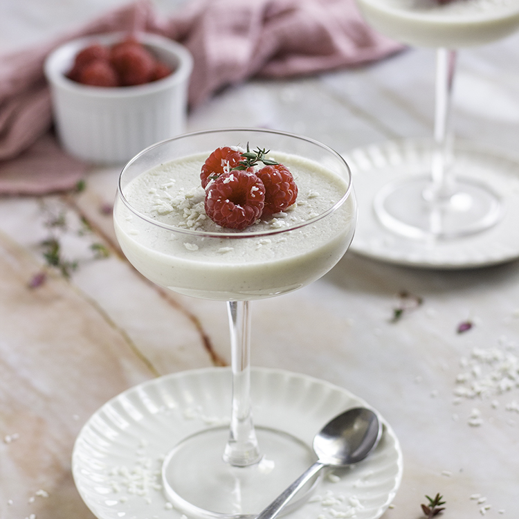 Kokos-Panna-Cotta mit Himbeeren