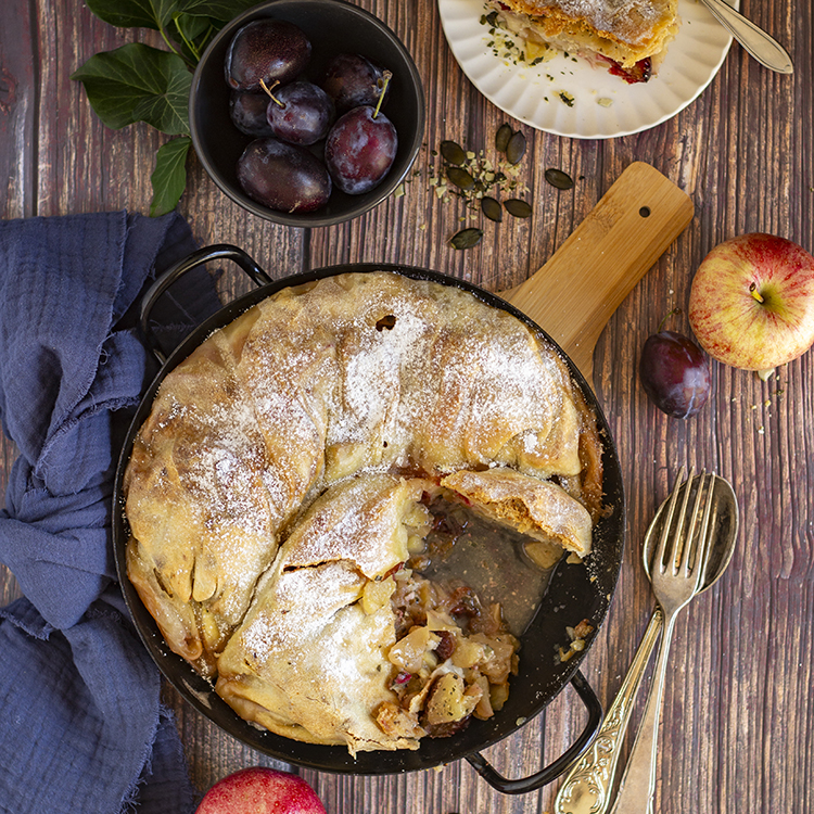 Gezogener Apfelstrudel mit Zwetschken und&nbsp;Kürbiskernen