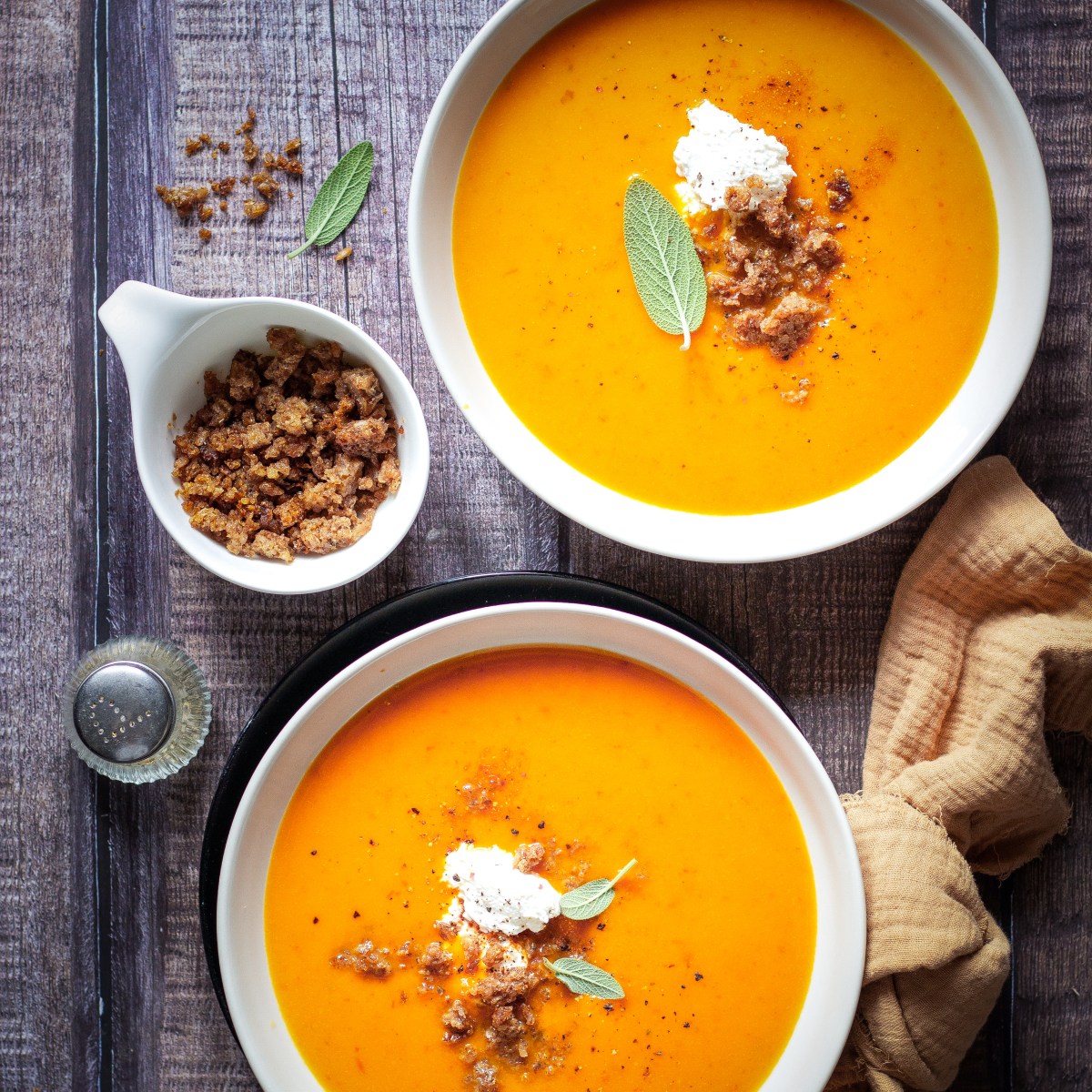 Paprika-Kürbissuppe mit Ricotta und&nbsp;Zimtcrunch